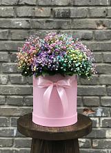 Цветочная композиция из Гипсофила и Розы в шляпной коробке в Мензелинске