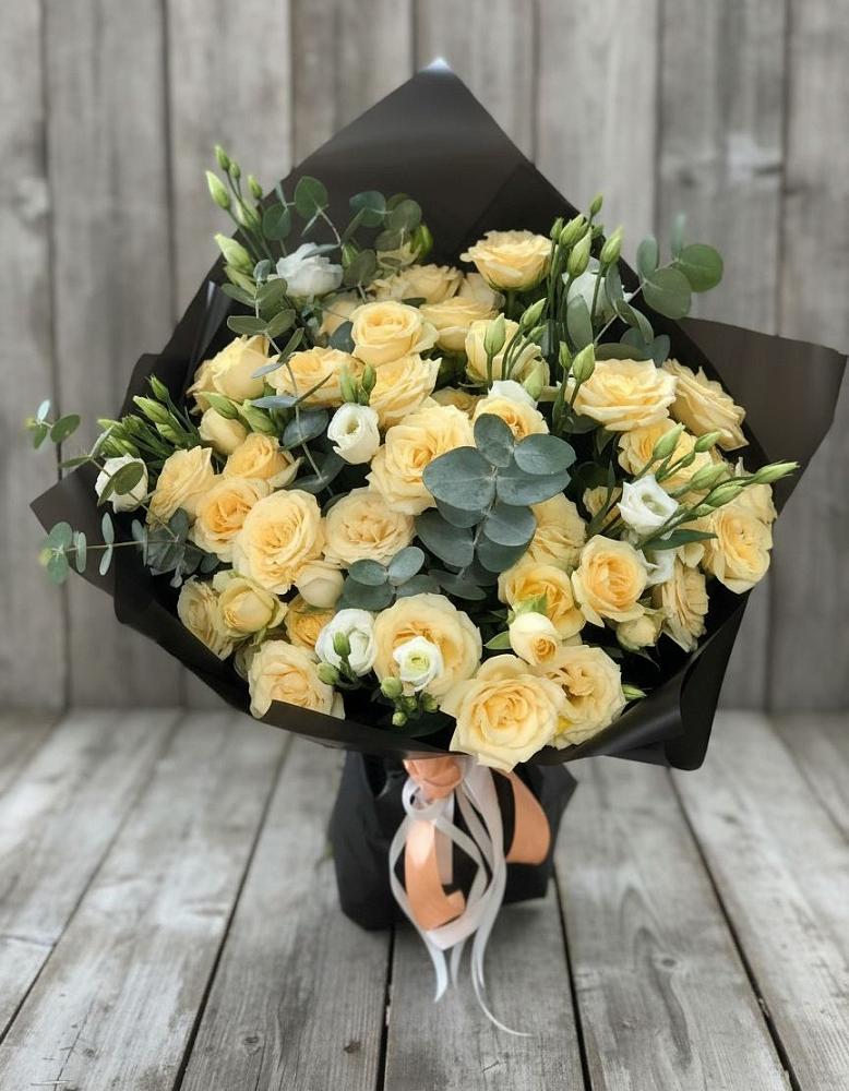 Букет цветов из: Розы и Лизиантусы в Мензелинске