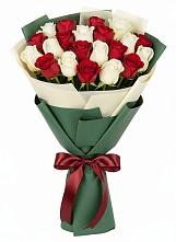 Букет Микс из красных и белых роз в Мензелинске