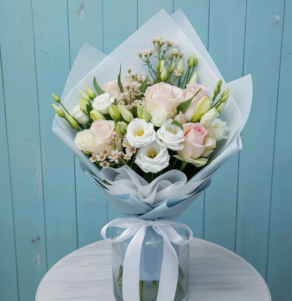 Букет цветов из: Розы и Лизиантусы в Мензелинске