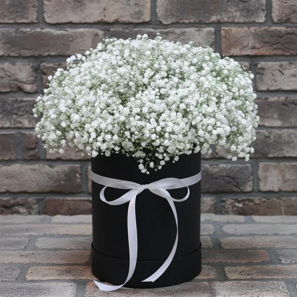 Цветочная композиция из Гипсофила в шляпной коробке в Мензелинске