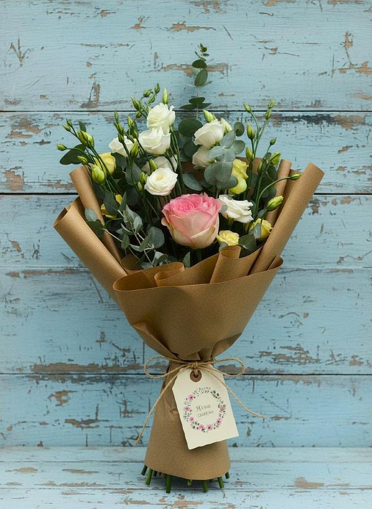 Букет цветов из: Розы и Лизиантусы в Мензелинске