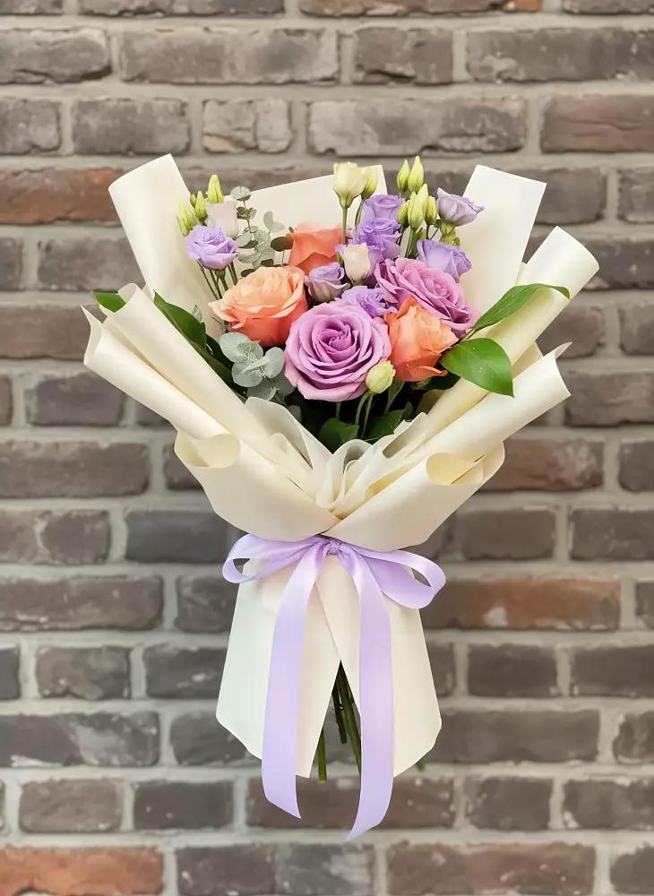 Букет цветов из: Лизиантусы и Розы в Мензелинске