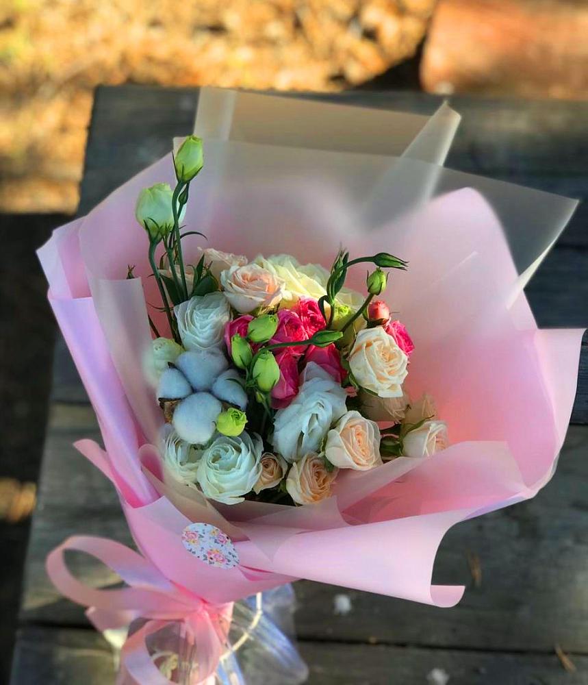 Букет цветов из: Розы и Лизиантусы в Мензелинске