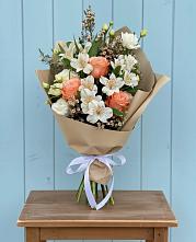 Букет цветов из:  Альстромерии, Лизиантусы, Розы и Хризантемы в Мензелинске