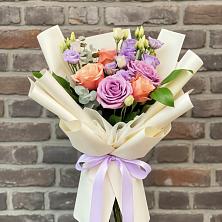 Букет цветов из:  Лизиантусы и Розы в Мензелинске