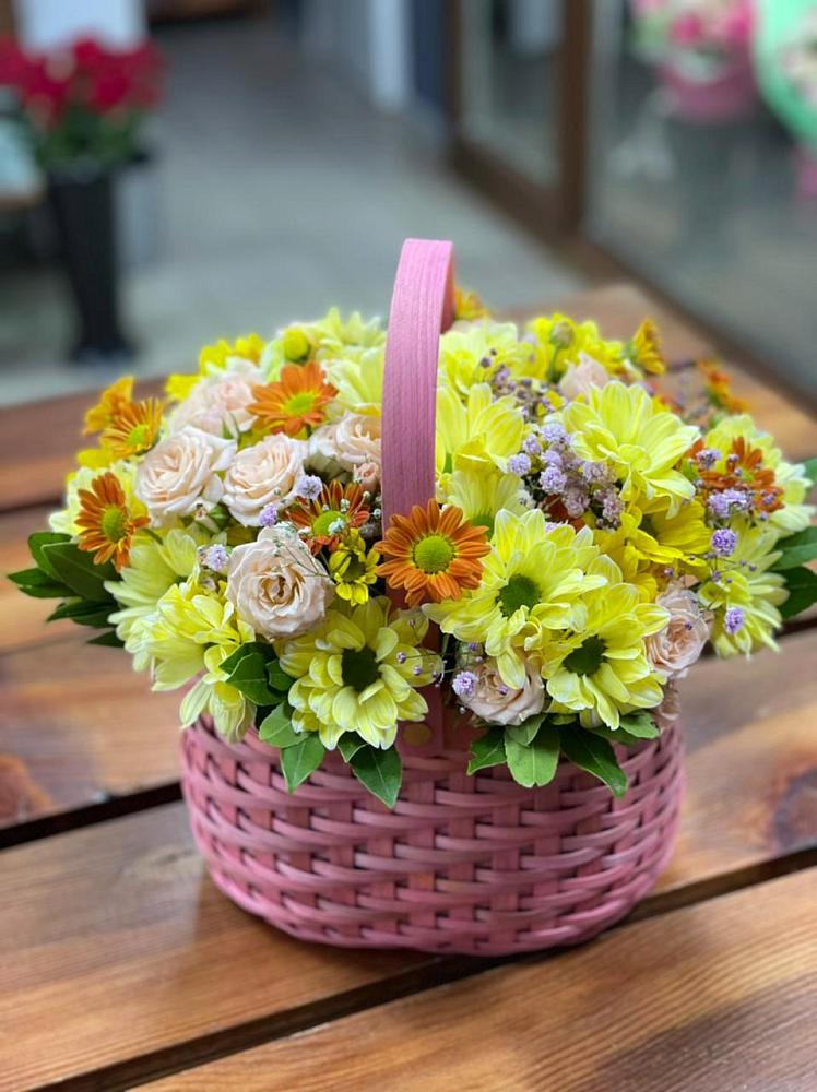 Цветочная композиция из Хризантемы и Розы в корзине в Мензелинске