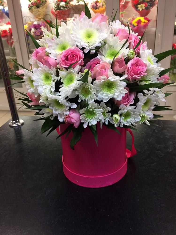 Цветочная композиция из Розы и Хризантемы в шляпной коробке в Мензелинске