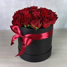 Цветочная композиция из Розы в шляпной коробке в Мензелинске