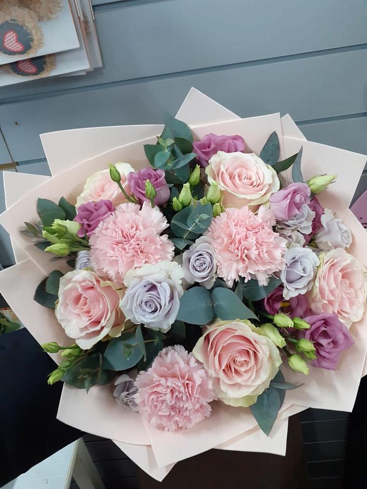 Букет цветов из: Розы, Гвоздики и Лизиантусы в Мензелинске