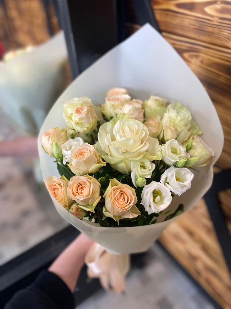 Букет цветов из: Розы и Лизиантусы в Мензелинске