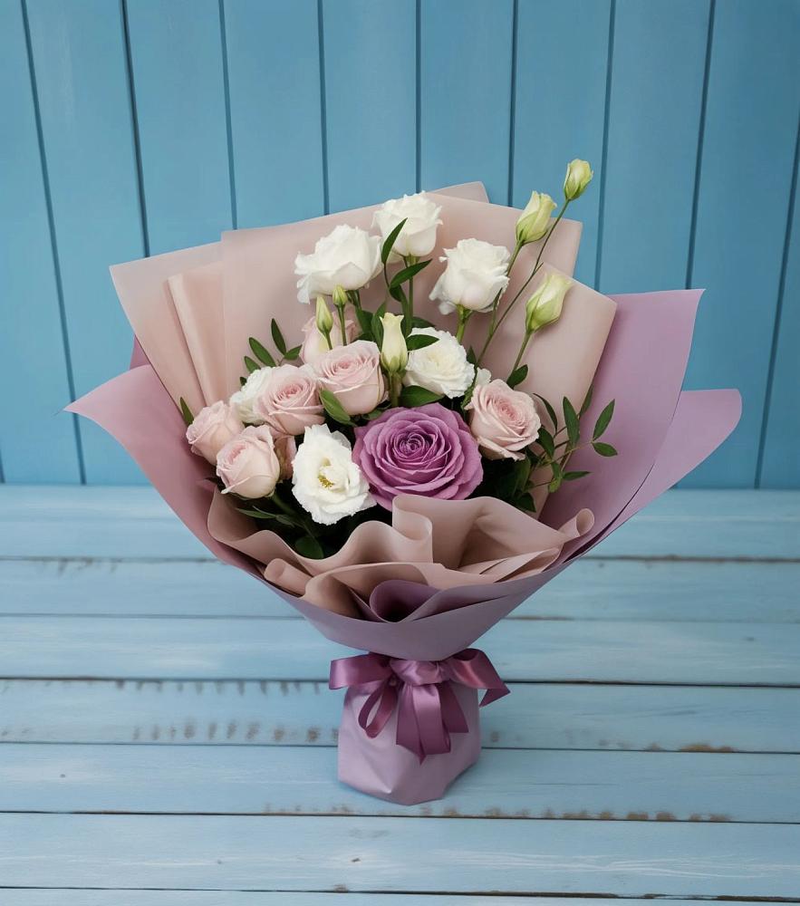 Букет цветов из: Розы и Лизиантусы в Мензелинске